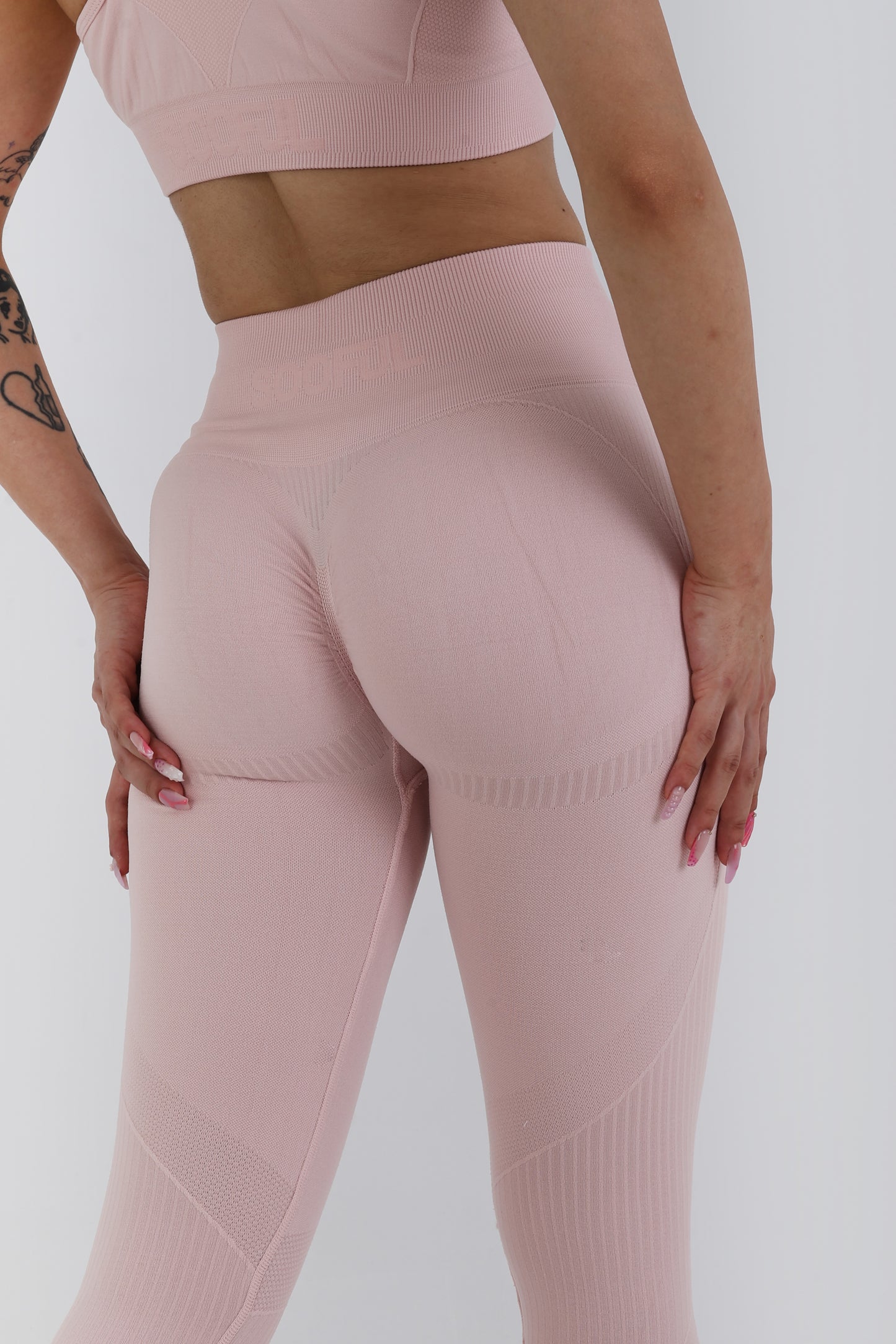Yüksek Bel Seamless Toparlayıcı Spor Tayt – Rose Shadow | Push-Up Etkili & Nefes Alan Kumaş